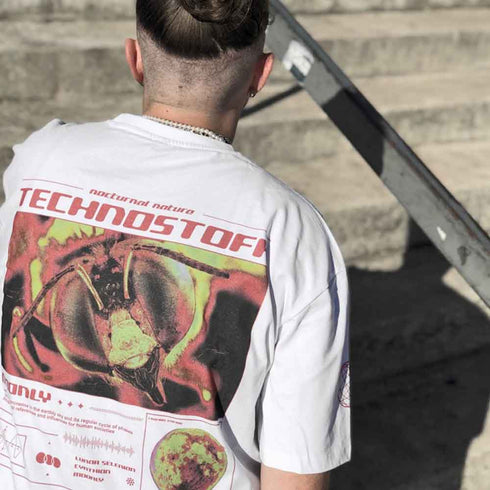 Raver im weißen Moon Bee Techno T-Shirt von Technostoff von hinten